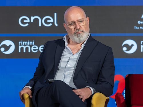 “Chi vota a destra studia poco”. E Meloni bacchetta Bonaccini