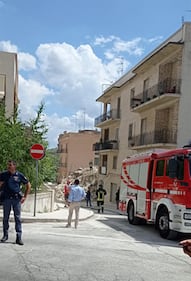 Crolla una palazzina, paura a Matera: sul posto odore di gas 6