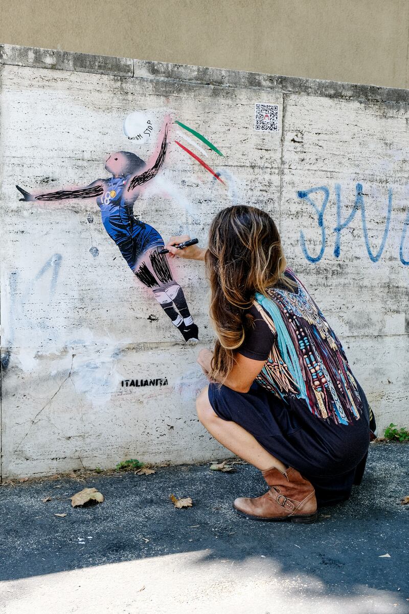 Vandalizzato il murale di Egonu a Roma: ignoti le cancellano la faccia e la dipingono di rosa 3