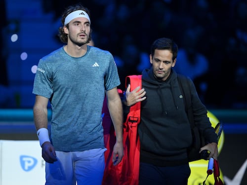 Atp Finals: Tsitsipas si ritira dopo soli tre game, Rune vince a tavolino
