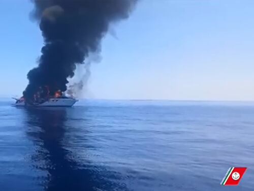 Barca di 13 metri va a fuoco e affonda: passeggeri si salvano in zattera