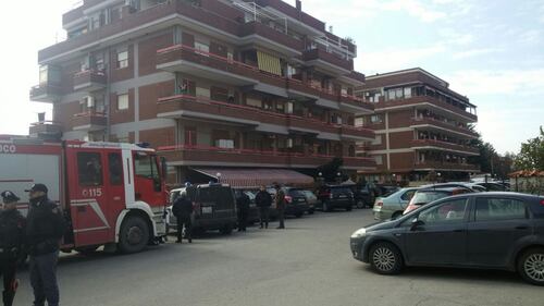 Carabiniere spara alla moglie e si barrica in casa con le figlie 4