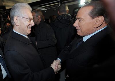 Stretta di mano tra Berlusconi e Monti 6