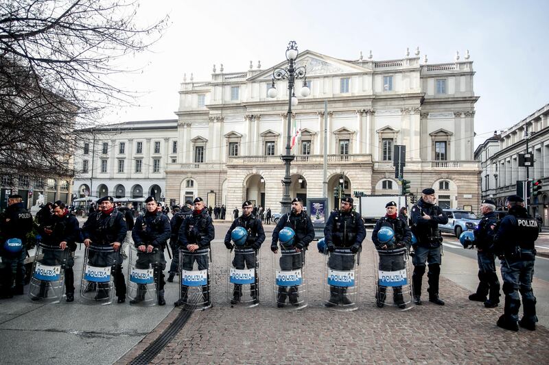 "Free Shahin". Il presidio pro Pal in piazza Scala 9