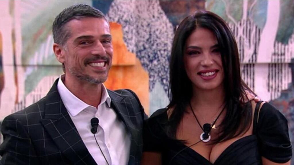 Grande fratello 2023, scatta il bacio tra Massimiliano Varrese e Monia La Ferrera