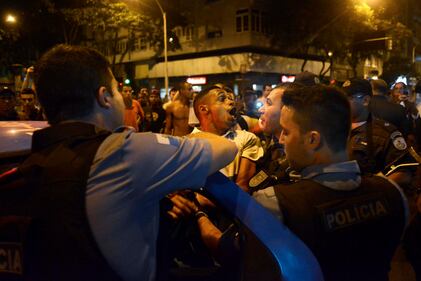 Rio, la polizia uccide un balleri: la favela brucia 7