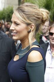 Blake Lively, pancione su red carpet 16