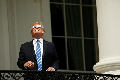 Trump guarda l'eclissi senza occhiali protettivi 13
