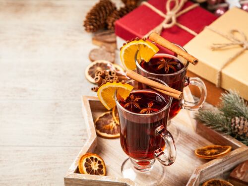 Vin brulé, proprietà benefiche e ricetta della deliziosa bevanda