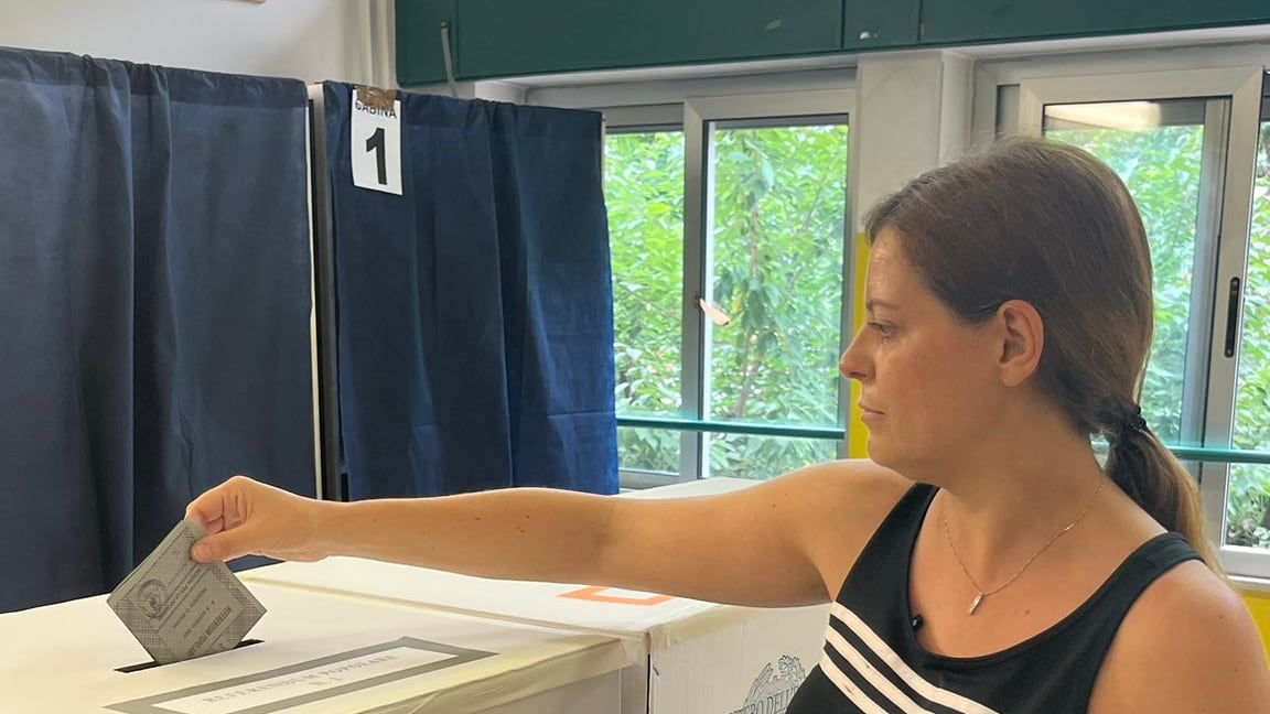 Salis come al mare: va a votare in canottiera e pantaloncini