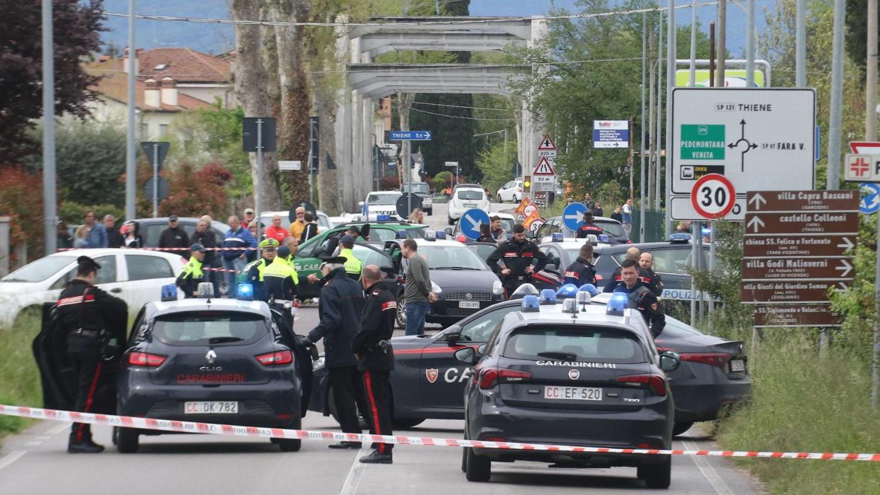 Marocchino ruba l'arma e colpisce un agente: ucciso dai carabinieri