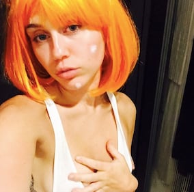 Miley Cyrus in mini-bikini su Instagram 7