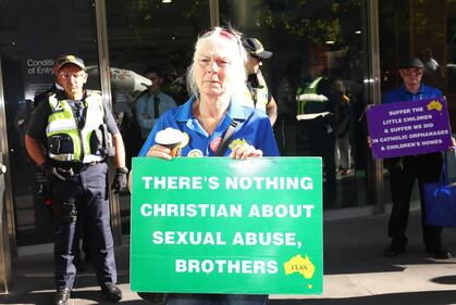 La manifestazione contro il cardinale Pell fuori dal tribunale di Melbourne 1