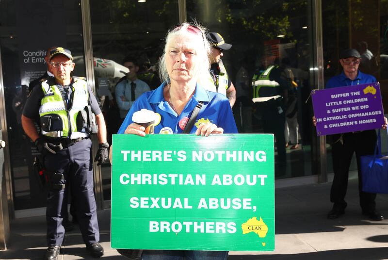 La manifestazione contro il cardinale Pell fuori dal tribunale di Melbourne 1