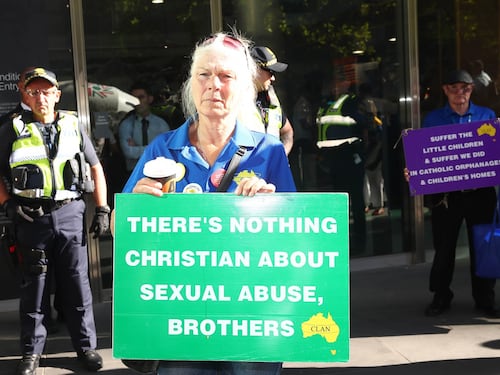 La manifestazione contro il cardinale Pell fuori dal tribunale di Melbourne