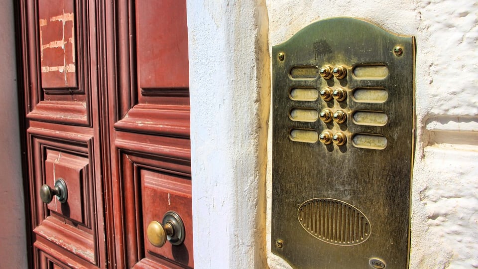 L'Unione europea vieta i cognomi sui campanelli