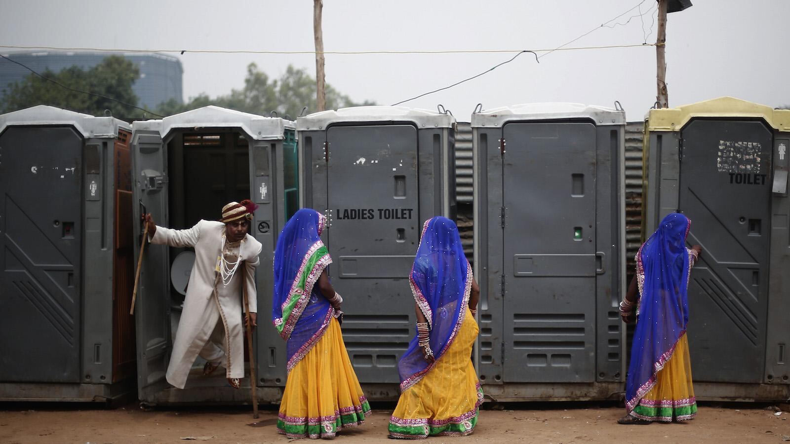India: uomo non mette il bagno in casa, la figlia di 7 anni lo fa arrestare