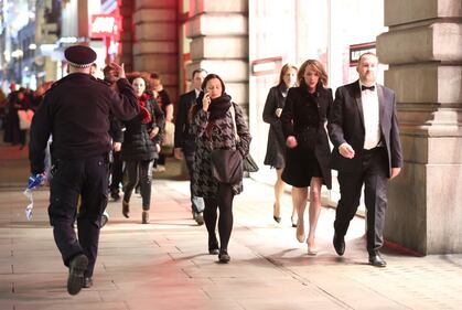 Londra, scatta l'allarme a Oxford Street: paura tra la gente 2
