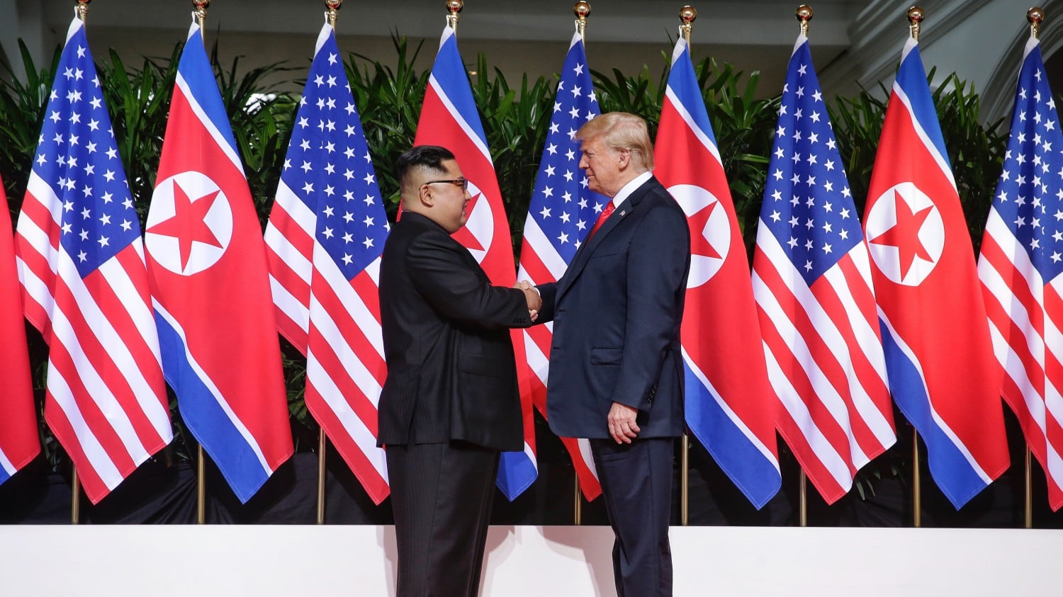 Storica stretta di mano tra Trump e Kim: "Ora il passato è alle spalle"