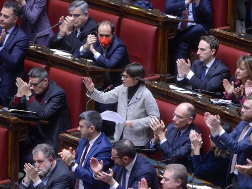 "Fatto grave". Gli italiani bocciano il Pd sulla visita a Cospito