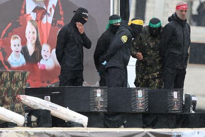 Hamas e il palco dell'orrore: esposte le bare dei 4 ostaggi morti 17