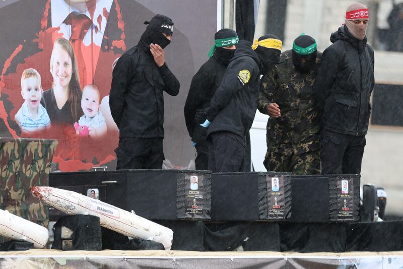 Hamas e il palco dell'orrore: esposte le bare dei 4 ostaggi morti 17