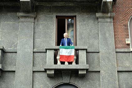 Espone il Tricolore: i NoExpo lo riempiono di uova 10