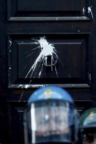 Uova sui poliziotti: la protesta dei centri sociali a Milano 11