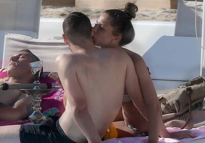 Mattia Destro e Ludovica Caramis: esplode la passione a Mykonos 10