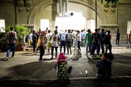 Migranti, l'hub di via Sammartini al collasso 4