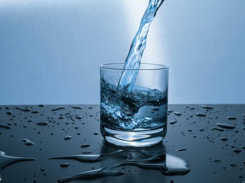 Acqua, ecco quanti bicchieri al giorno bisogna bere
