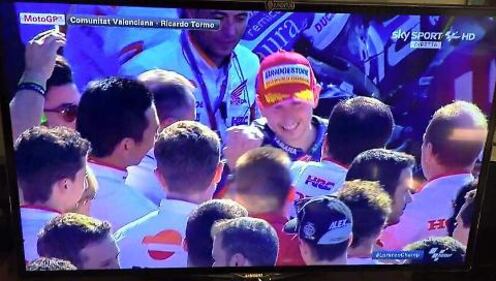 Lorenzo festeggia con la Honda 1