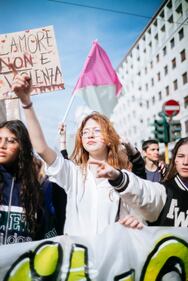 "Generazione meticcia e queer". A Milano sfila il corteo "transfemminista" 18