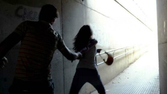 Offre 1500 euro alla sua vittima di stalking, lei rifiuta ma il reato viene estinto