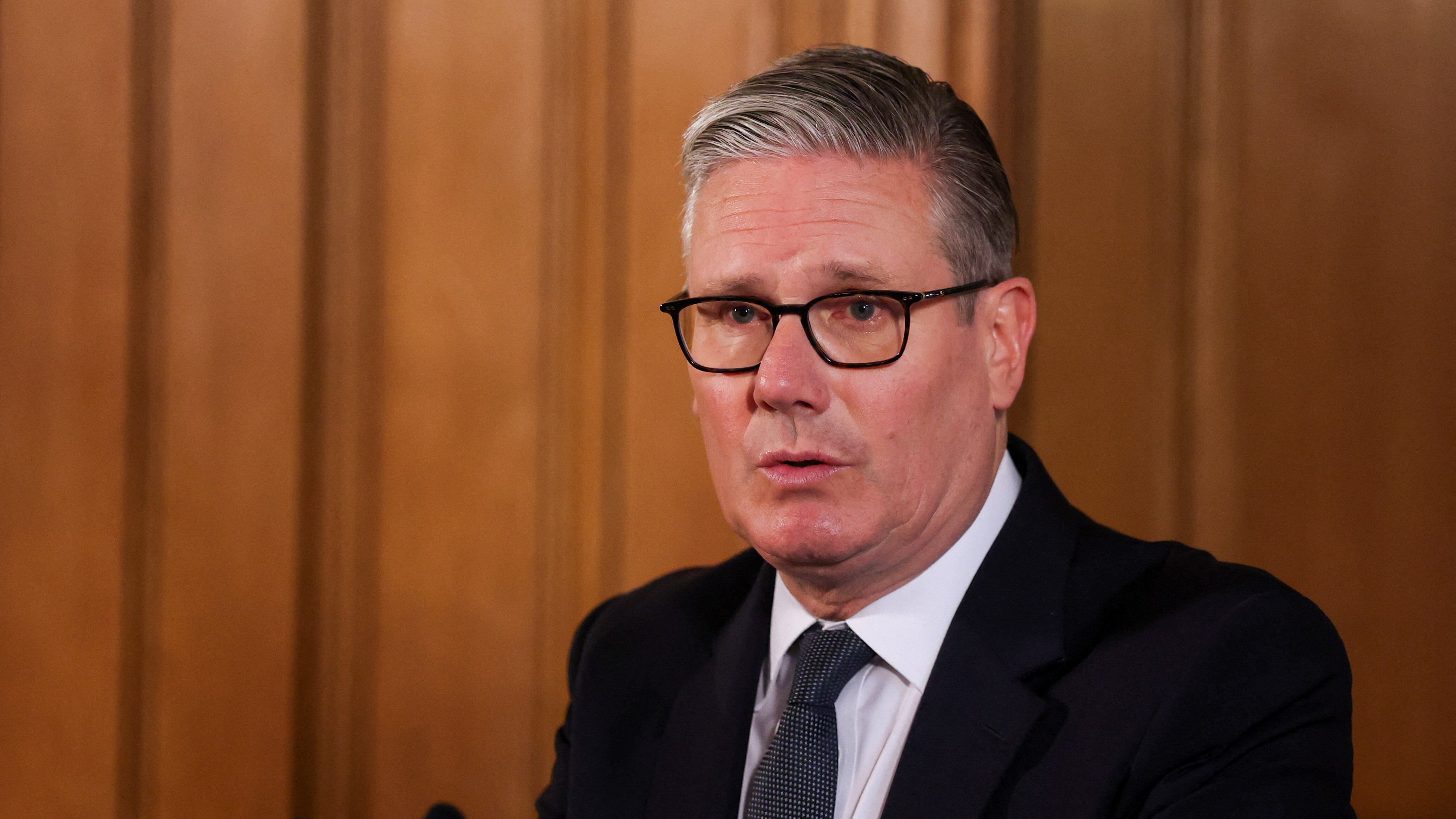 Le dimissioni di Starmer, il caldo “anomalo” e Sanchez