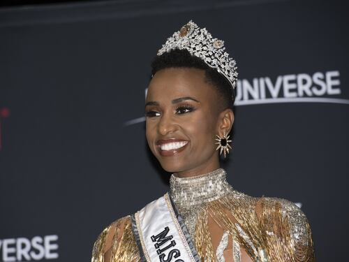 "Anche i trans possono partecipare". Polemica al concorso di Miss Sudafrica