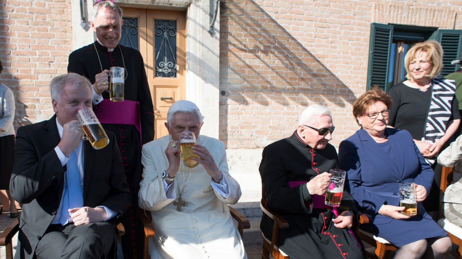 Benedetto XVI festeggia 91 anni. E (forse) scrive un libro con Francesco