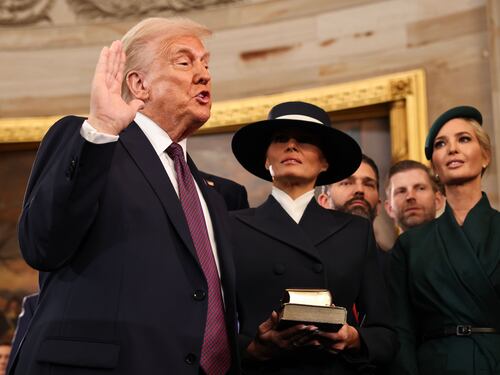 Trump giura: "Truppe contro i migranti e stop a discorsi su razza e genere"