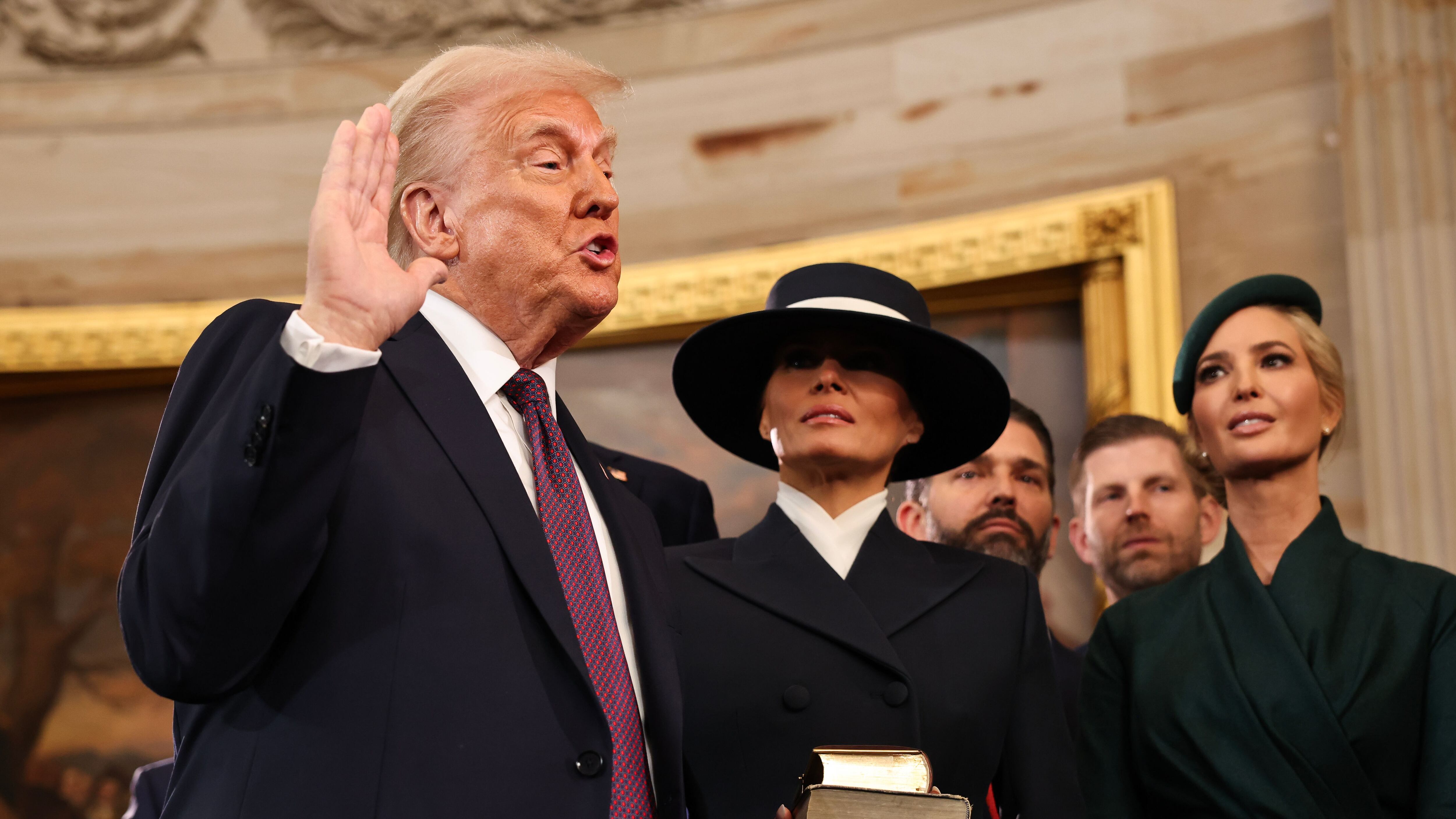 Trump giura: "Truppe contro i migranti e stop a discorsi su razza e genere"