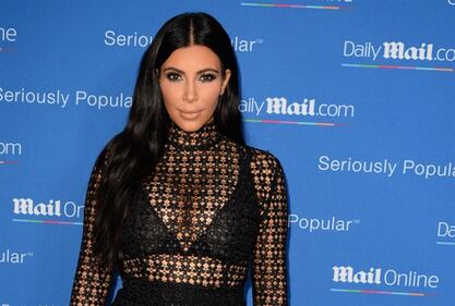 Anche Kim Kardashian senza slip in passerella 23