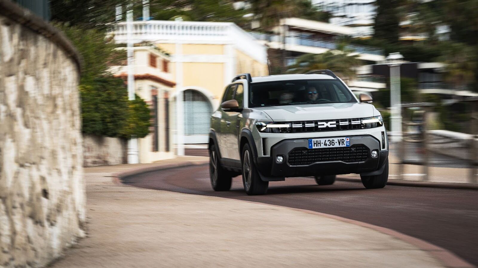 Dacia Duster, tutte le motorizzazioni del SUV: dall’ibrido al GPL