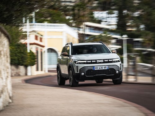Dacia Duster, tutte le motorizzazioni del SUV: dall’ibrido al GPL