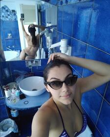 Valentina Nappi osa su Instagram: topless e lato b allo specchio 13