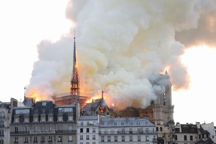Parigi, la cattedrale di Notre Dame in fiamme 6