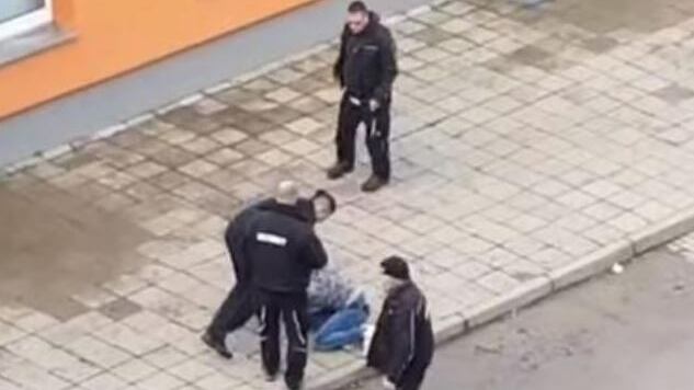 Insulti, pugni, calci ai migranti. Bufera sugli agenti in Germania