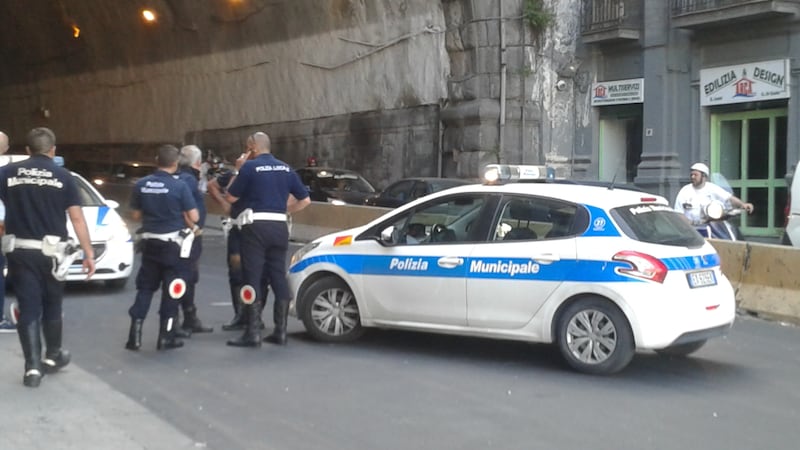 Napoli, cadono calcinacci dalla Galleria Laziale: paura e traffico in tilt 4