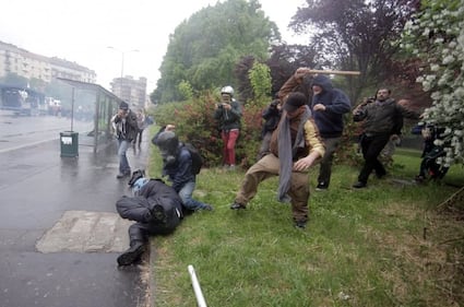 Così i black bloc aggrediscono un agente 2