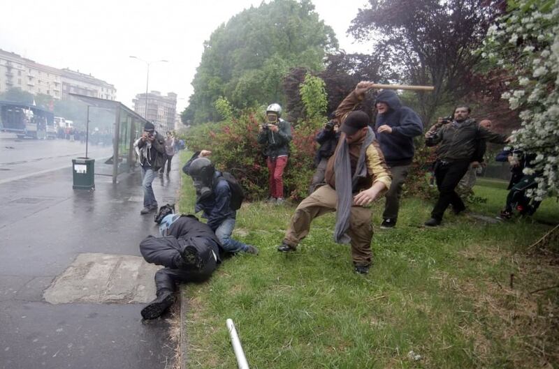 Così i black bloc aggrediscono un agente 2