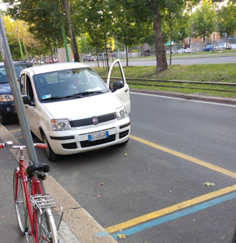 Auto assessore milanese su strisce disabili