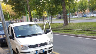 Auto assessore milanese su strisce disabili